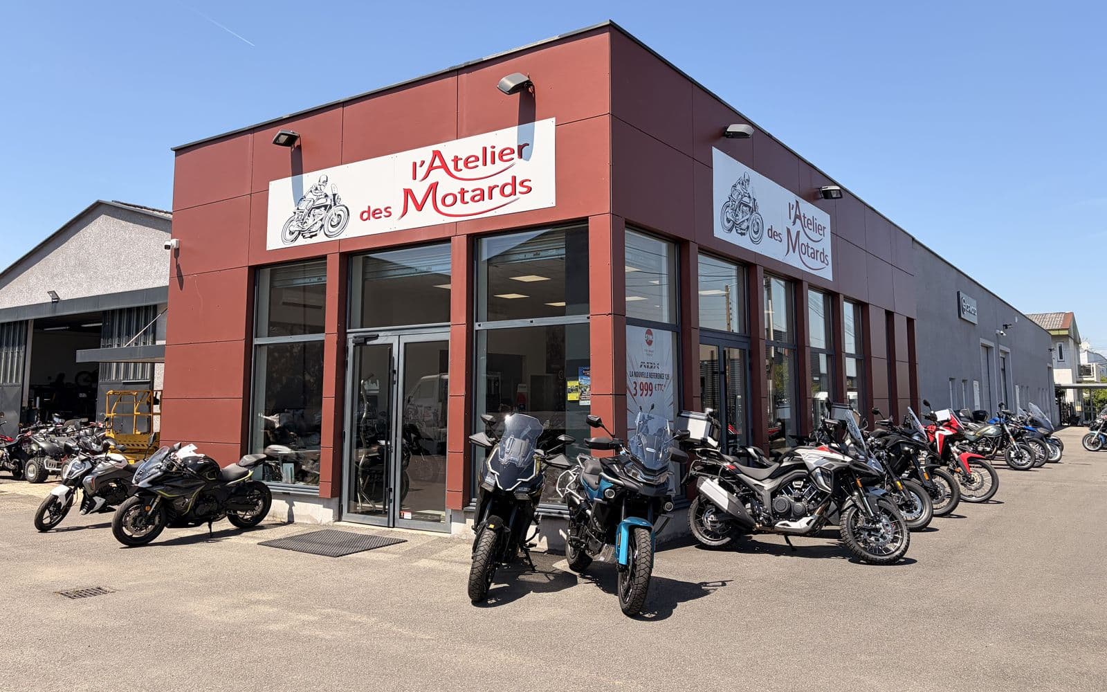 La façade de L’Atelier des Motards à Villefranche-sur-Saône, motos alignées devant la vitrine
